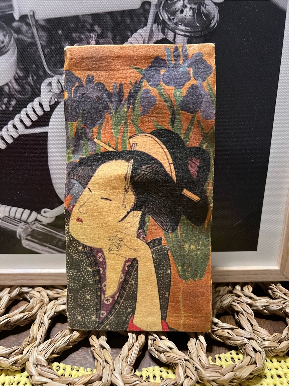 Decorative Japanese Kaishi Wallet in Gold and Black - Elegant Floral Design